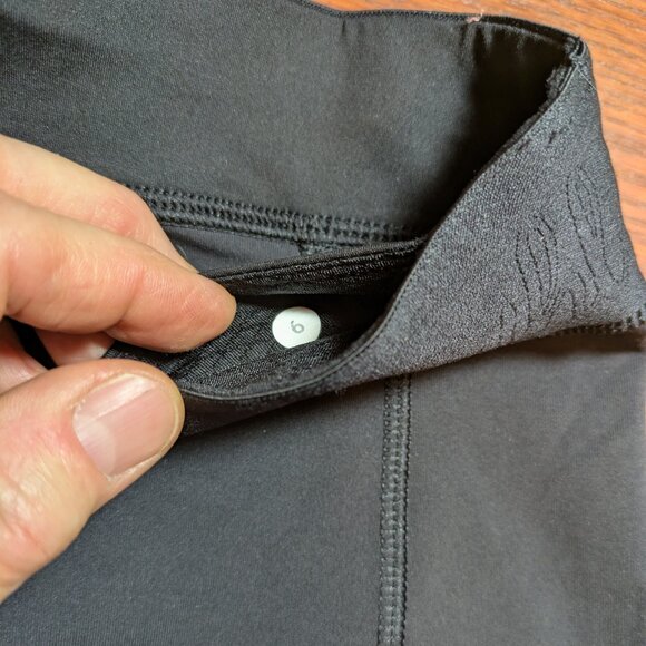 Lululemon black biker shorts Women's Sz 6 - Picture 7 of 12